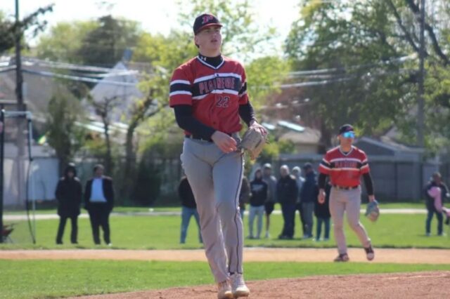 Jaxson Torres defende a Plainedge High School.