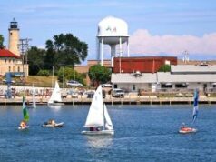 Plano do cassino Kenosha avança para fase final de revisão federal Uma foto de veleiros na água em frente à torre de água de Kenosha, Wisconsin.