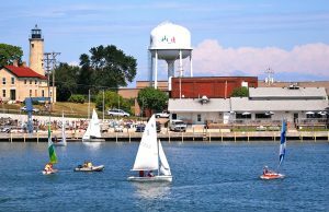 Plano do cassino Kenosha avança para fase final de revisão federal Uma foto de veleiros na água em frente à torre de água de Kenosha, Wisconsin.