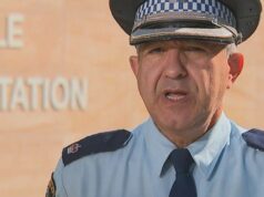 Polícia caça homem que disparou após perseguição de carro pelo oeste de Sydney Os policiais tentaram parar o Nissan Ute às 21h20 de ontem em South Wentworthville por uma infração de trânsito.