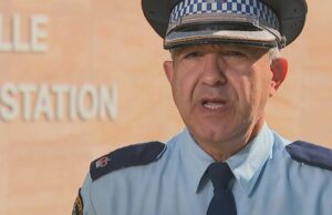 Polícia caça homem que disparou após perseguição de carro pelo oeste de Sydney Os policiais tentaram parar o Nissan Ute às 21h20 de ontem em South Wentworthville por uma infração de trânsito.