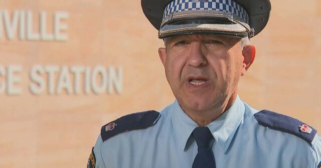 Os policiais tentaram parar o Nissan Ute às 21h20 de ontem em South Wentworthville por uma infração de trânsito.