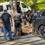A polícia e oficiais do estado de Connecticut detêm suspeitos durante uma operação em uma suposta operação de briga de galos e jogos de azar ilegais em Tolland na sexta-feira.