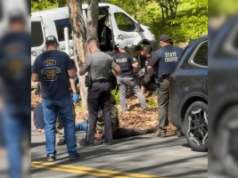 Polícia de Connecticut invade propriedade de Tolland prendendo 100 suspeitos em investigação de briga de galos A polícia e oficiais do estado de Connecticut detêm suspeitos durante uma operação em uma suposta operação de briga de galos e jogos de azar ilegais em Tolland na sexta-feira.