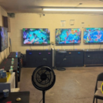 A polícia de Honolulu faz uma batida em uma sala de jogos ilegal em Kalihi com máquinas de jogos, evidências apreendidas e uma investigação de jogos de azar no Havaí em andamento.