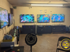 Polícia de Honolulu invade sala de jogos ilegal de Kalihi, prende dois suspeitos e apreende máquinas A polícia de Honolulu faz uma batida em uma sala de jogos ilegal em Kalihi com máquinas de jogos, evidências apreendidas e uma investigação de jogos de azar no Havaí em andamento.