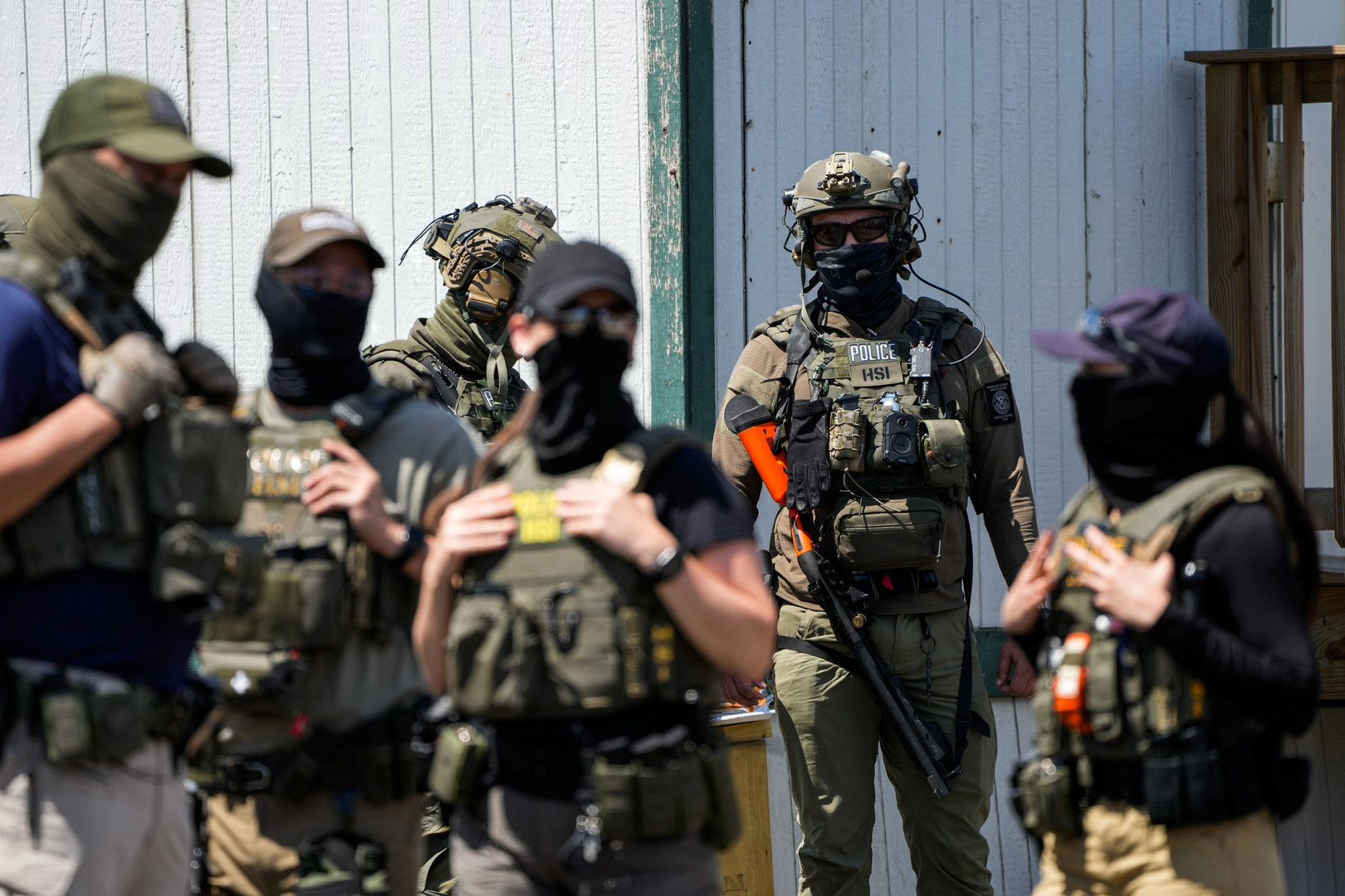 Polícia dispara gás lacrimogêneo durante protesto em frente às instalações do ICE em Nova Jersey