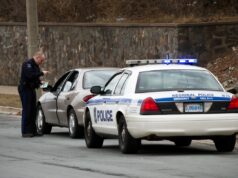 Polícia procura bebê recém-nascido desaparecido, público é solicitado a ajudar A Halifax police officer gives a motorist a ticket on Dunbrack Street on the side of the road on April 3, 2011, in Nova Scotia, Canada.