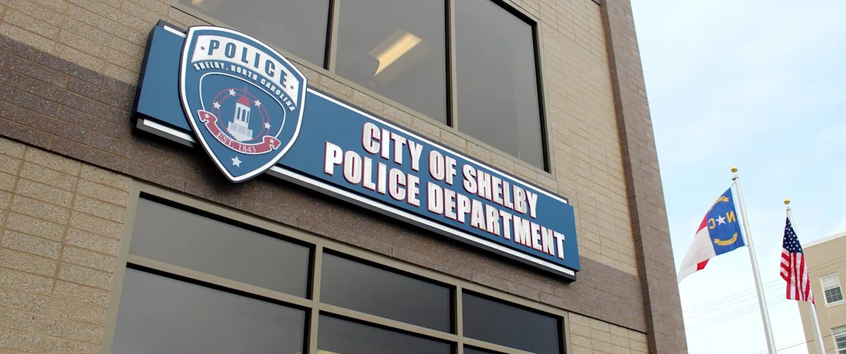 Obtido pelo WSOC - FOTO: Este vídeo da campainha da porta que se tornou viral nas redes sociais mostra um policial em Shelby, NC, parecendo socar repetidamente uma mulher durante uma prisão.