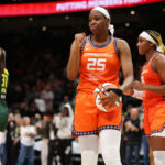 Kennedy Burke # 25 do Connecticut Sun reage após derrotar o placar do Seattle Storm WNBA