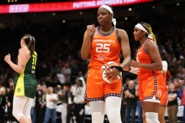 Kennedy Burke # 25 do Connecticut Sun reage após derrotar o placar do Seattle Storm WNBA