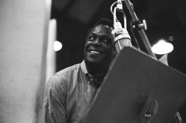 Por que Miles Davis ainda é importante | Opinião Miles Davis during recording sessions for the Columbia Records release