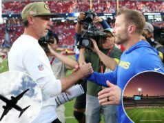 Por que Rams e 49ers podem ter a temporada mais exaustiva da NFL Dois treinadores de futebol do Los Angeles Rams e do San Francisco 49ers apertam as mãos em campo.