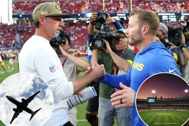 Dois treinadores de futebol do Los Angeles Rams e do San Francisco 49ers apertam as mãos em campo.
