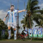 Apoiadores indianos da Argentina comemoram depois que a Argentina venceu a final da Copa do Mundo da FIFA contra a França no Catar, em Calcutá, Índia, segunda-feira, 19 de dezembro de 2022. (AP Photo/Bikas Das)