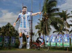 Por que a FIFA não assinou um acordo de transmissão da Copa do Mundo na Índia? Apoiadores indianos da Argentina comemoram depois que a Argentina venceu a final da Copa do Mundo da FIFA contra a França no Catar, em Calcutá, Índia, segunda-feira, 19 de dezembro de 2022. (AP Photo/Bikas Das)