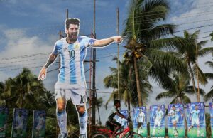 Por que a FIFA não assinou um acordo de transmissão da Copa do Mundo na Índia? Apoiadores indianos da Argentina comemoram depois que a Argentina venceu a final da Copa do Mundo da FIFA contra a França no Catar, em Calcutá, Índia, segunda-feira, 19 de dezembro de 2022. (AP Photo/Bikas Das)