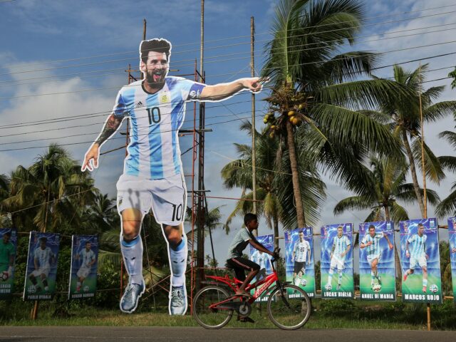 Apoiadores indianos da Argentina comemoram depois que a Argentina venceu a final da Copa do Mundo da FIFA contra a França no Catar, em Calcutá, Índia, segunda-feira, 19 de dezembro de 2022. (AP Photo/Bikas Das)