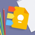 Colagem mostrando mãos segurando um smartphone, conectadas a listas de verificação flutuantes do Google Keep, notas e etiquetas coloridas contra um fundo amarelo.