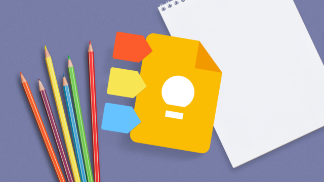 Colagem mostrando mãos segurando um smartphone, conectadas a listas de verificação flutuantes do Google Keep, notas e etiquetas coloridas contra um fundo amarelo.
