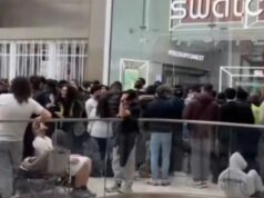 Por que grandes multidões se reuniram em frente às relojoarias em todo o mundo LINHAS FORA DA LOJA SWATCH do Reino Unido