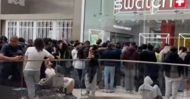 Por que grandes multidões se reuniram em frente às relojoarias LINHAS FORA DA LOJA SWATCH do Reino Unido