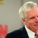 Ted Turner, retratado em 1996, era um homem selvagem que regalava amigos com histórias de suas esposas e amantes.