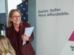 Por que os críticos chamam o superávit operacional do orçamento vitoriano de ‘falso’ A primeira-ministra Jacinta Allan fala com a mídia, o orçamento do estado de Victoria para 2026/2027 está bloqueado. 5 de maio de 2026, The Age news Foto de JOE ARMAO