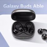Uma pessoa segurando o Google Pixel Buds Pro 2