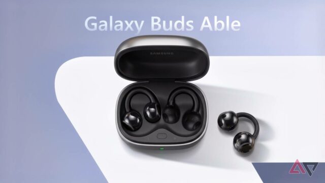 Uma pessoa segurando o Google Pixel Buds Pro 2