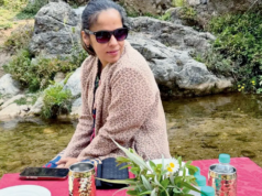 Postagens da Shuttler Saina sobre seu banquete à beira-rio no Instagram Postagens da Shuttler Saina sobre seu banquete à beira-rio no Instagram