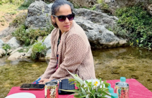 Postagens da Shuttler Saina sobre seu banquete à beira-rio no Instagram Postagens da Shuttler Saina sobre seu banquete à beira-rio no Instagram