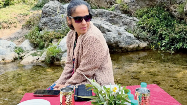 Postagens da Shuttler Saina sobre seu banquete à beira-rio no Instagram
