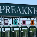 Área de trilha e visualização do Preakness Stakes sob um céu azul brilhante.