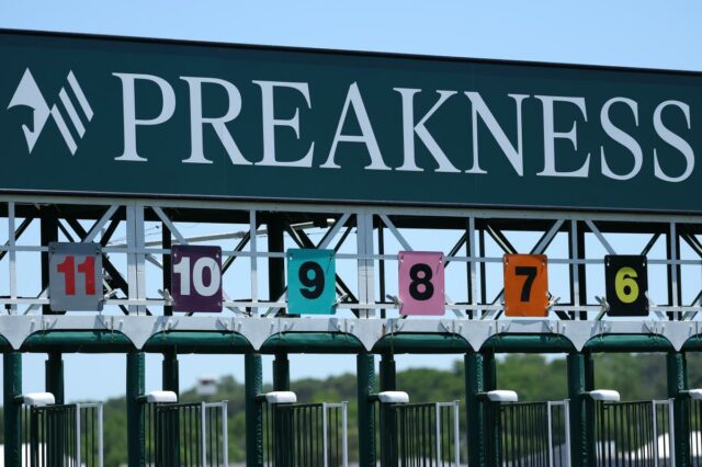 Área de trilha e visualização do Preakness Stakes sob um céu azul brilhante.