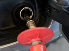 Preço médio do gás nos EUA volta a atingir máxima recorde sob Trump A motorist fills up the tank at a gas station in Glenview, Illinois, on May 14, 2026.