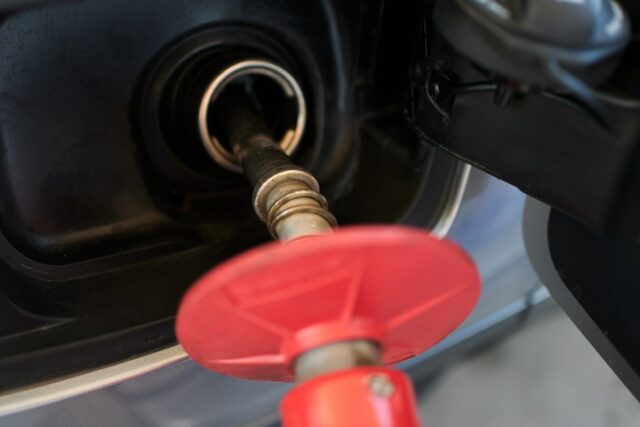 Preço médio do gás nos EUA volta a atingir máxima A motorist fills up the tank at a gas station in Glenview, Illinois, on May 14, 2026.