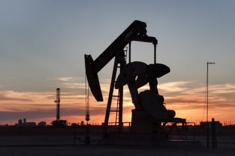 Preços do petróleo caem depois que Trump diz que as negociações EUA-Irã estão em “estágios finais”
