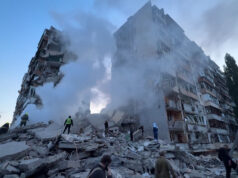 Prédio de Kyiv desaba após ataque russo, prendendo moradores Prédio de Kyiv desaba após ataque russo, prendendo moradores