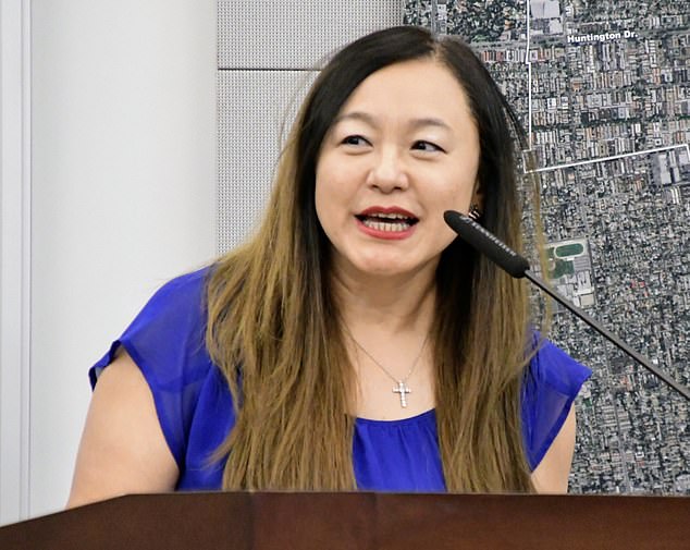 A ex-prefeita de Arcádia, Califórnia, Eileen Wang renunciou na segunda-feira depois que um acordo federal acusando-a de agir como agente ilegal para a China foi aberto