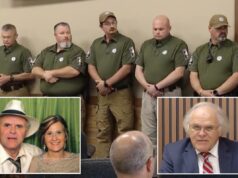 Prefeito da Geórgia demite toda a força policial por perturbar sua esposa Seis policiais de Cohutta com camisa verde-oliva e calças cáqui parados em uma sala.