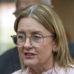 Premier evita perguntas depois que mais de 100 acusações contra adolescente foram retiradas