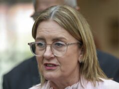 Premier evita perguntas depois que mais de 100 acusações contra adolescente foram retiradas Premier evita perguntas depois que mais de 100 acusações contra adolescente foram retiradas