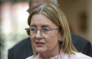 Premier evita perguntas depois que mais de 100 acusações contra adolescente foram retiradas Premier evita perguntas depois que mais de 100 acusações contra adolescente foram retiradas