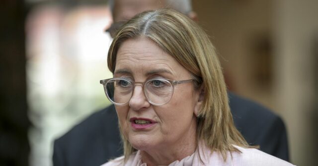 Premier evita perguntas depois que mais de 100 acusações contra Premier evita perguntas depois que mais de 100 acusações contra adolescente foram retiradas