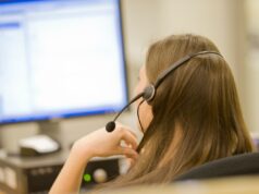 Prepare-se para o escritório cheio de sussurros do futuro A photo of a call center representative taken from behind, used in a post about Operative Intelligence