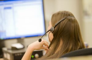 Prepare-se para o escritório cheio de sussurros do futuro A photo of a call center representative taken from behind, used in a post about Operative Intelligence