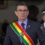 Presidente da Bolívia corta salário pela metade em meio a protestos