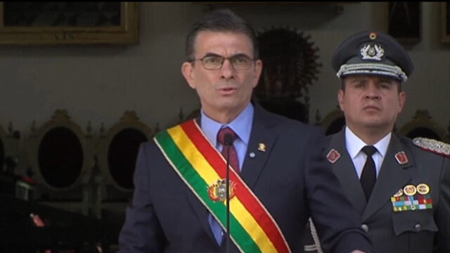 Presidente da Bolívia corta salário pela metade em meio a Presidente da Bolívia corta salário pela metade em meio a protestos