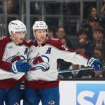Quinn Hughes (43), do Minnesota Wild, patina no gelo durante um jogo.